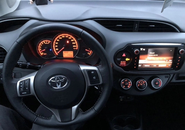 Toyota Yaris cena 45900 przebieg: 29800, rok produkcji 2015 z Wojkowice małe 121